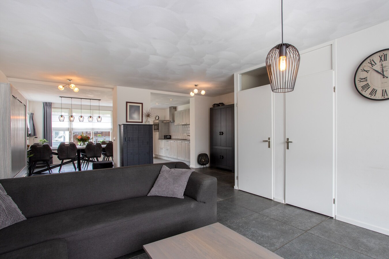 Royale gemoderniseerde gezinswoning met grote woonkamer, open keuken en vijf slaapkamers in hartje Middelbeers 