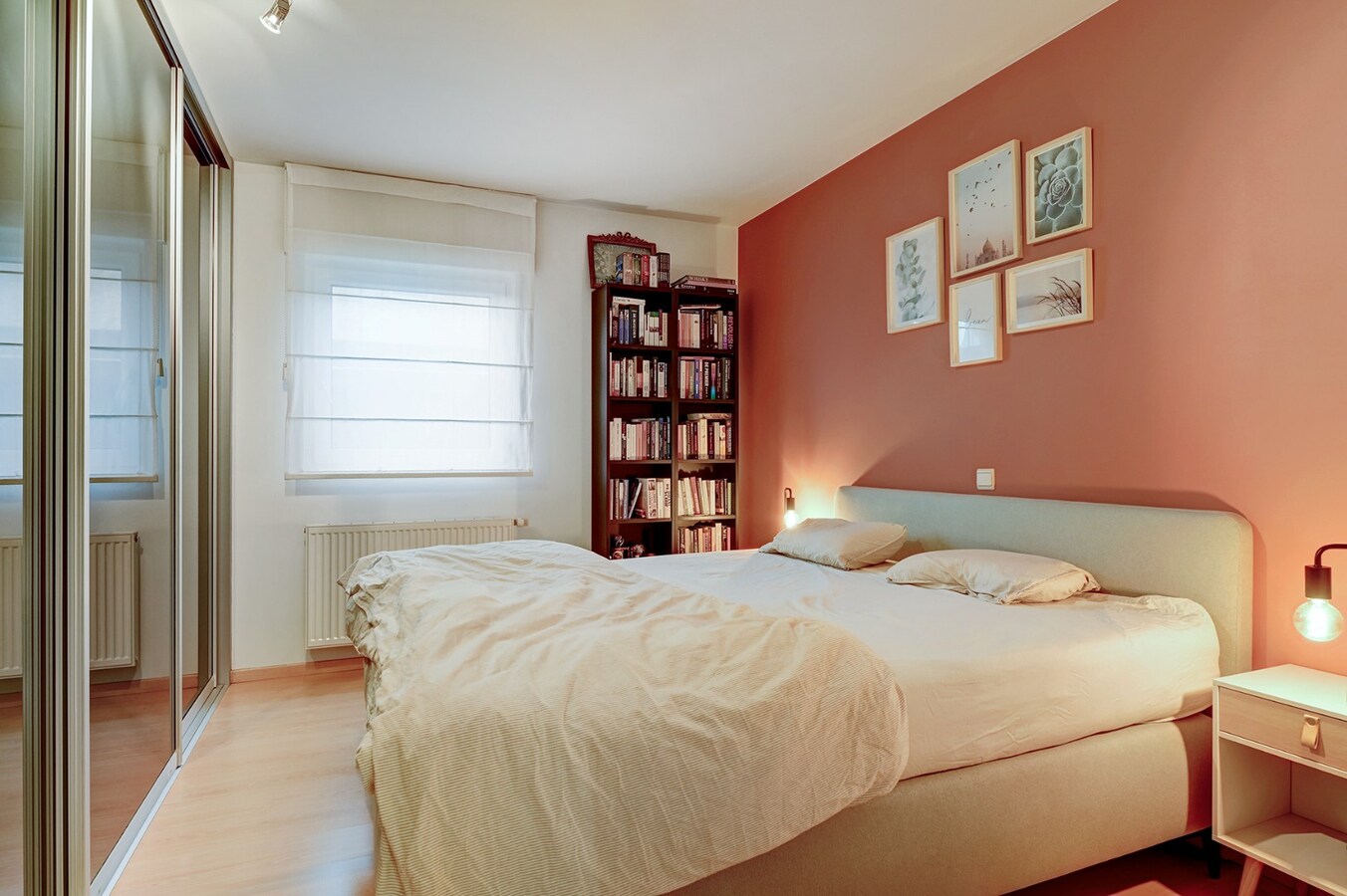 Ruim, centraal gelegen appartement met twee slaapkamers en staanplaats 