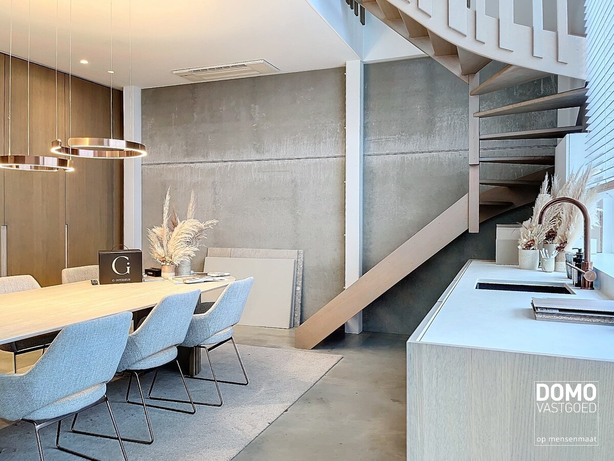 CENTRAAL GELEGEN LOODS TE BERBROEK MET OPSLAG- EN KANTOORRUIMTE 