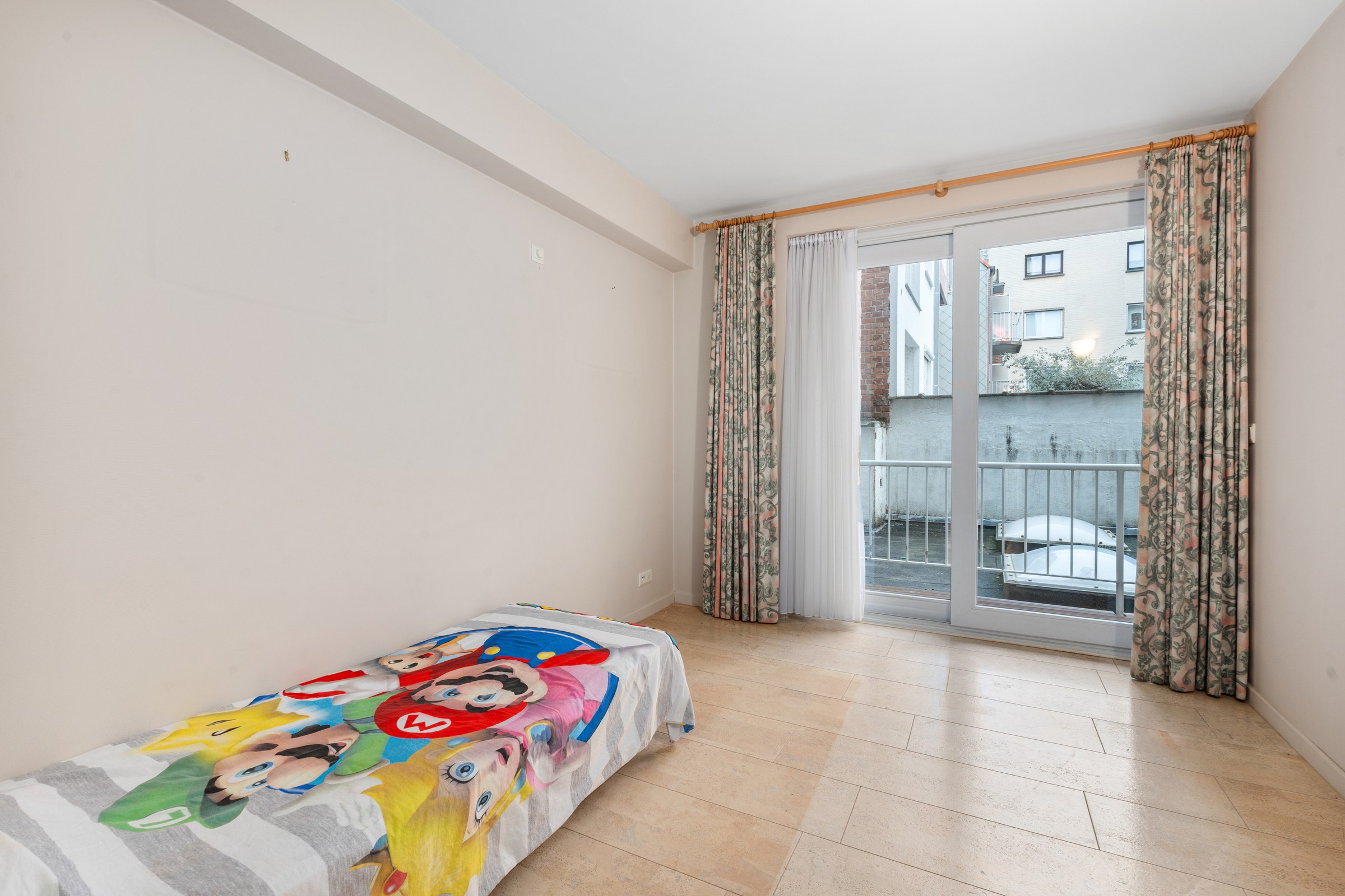 Appartement de 2 pièces bien situé au centre, du côté ensoleillé de la Lippenslaan, à distance de marche de la place Van Bunnen. 