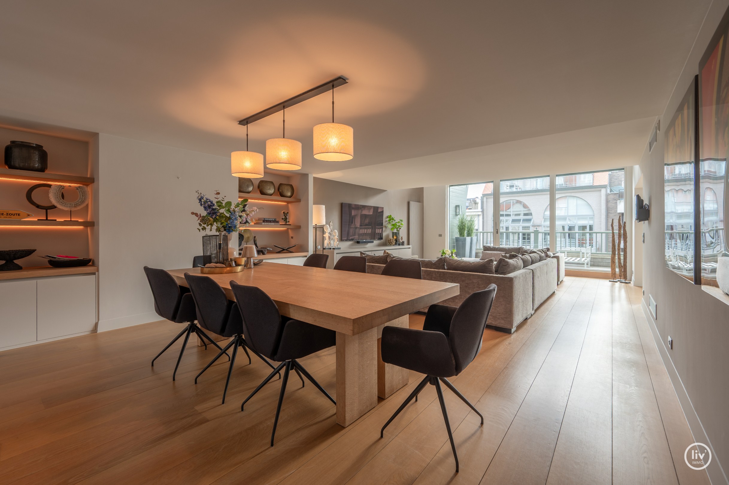 Récente mezzanine de 292 m2 située au centre avec de grandes terrasses, située dans la Vanbunnenlaan à Knokke. 