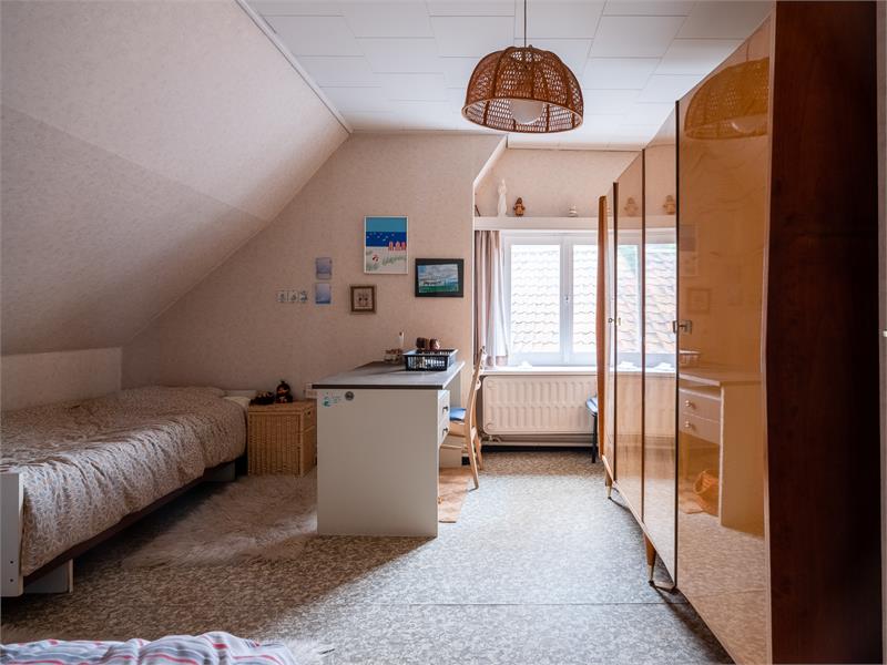 Ruime hoeve met grote schuur en veel potentieel. 