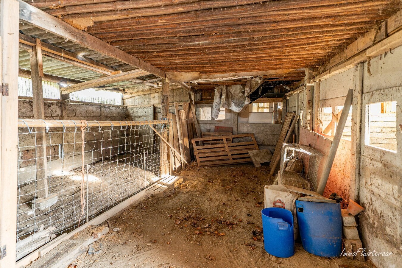 Renovatable farmhouse with stables and pastures on approximately 7 hectares in Hechtel-Eksel. 