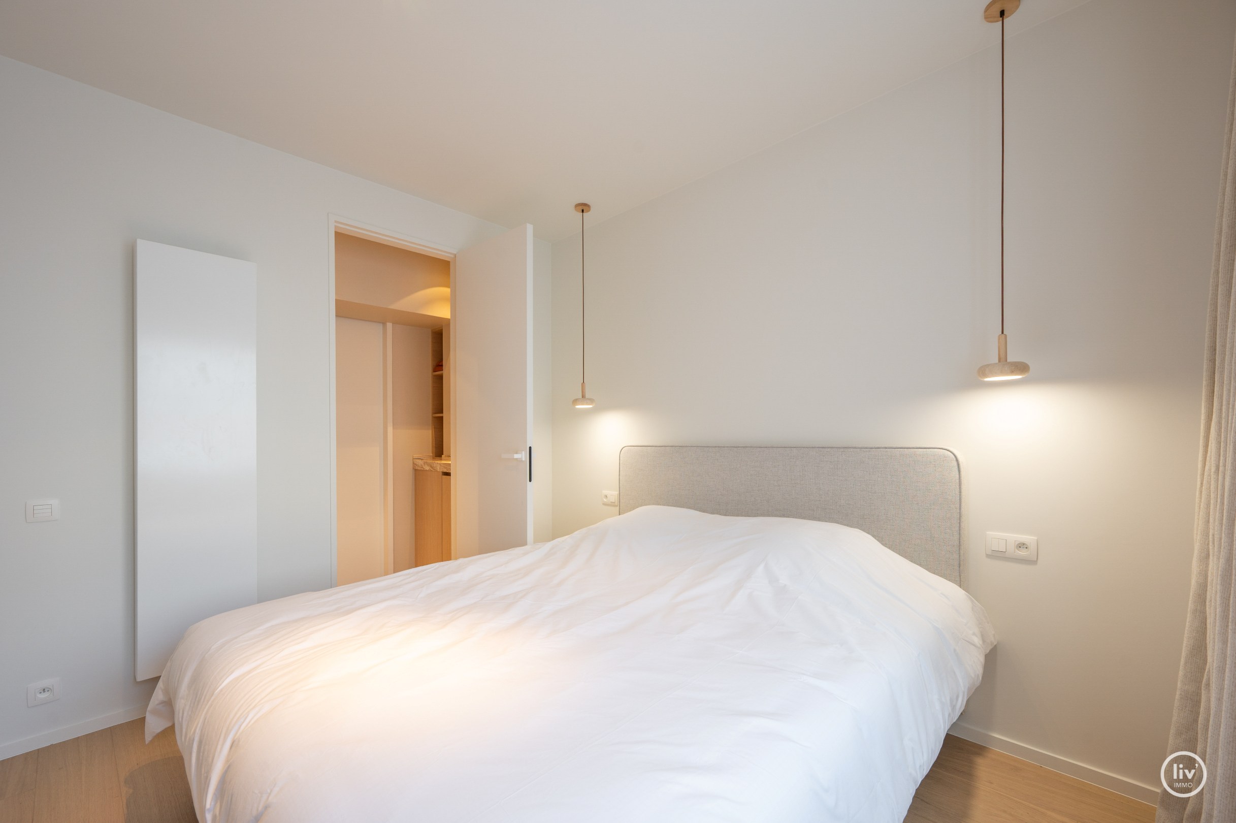 Prachtig gerenoveerd 3 slaapkamerappartement met open zichten gelegen op de Jozef Nellenslaan te Knokke. 