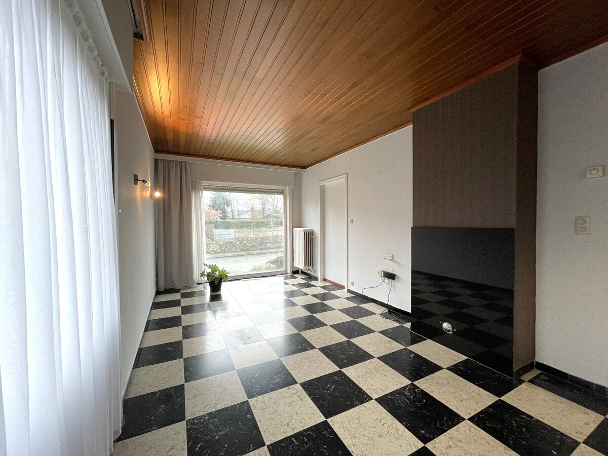 Stevige half-open bebouwing met 3 slaapkamers, tuin en garage te Moorslede 