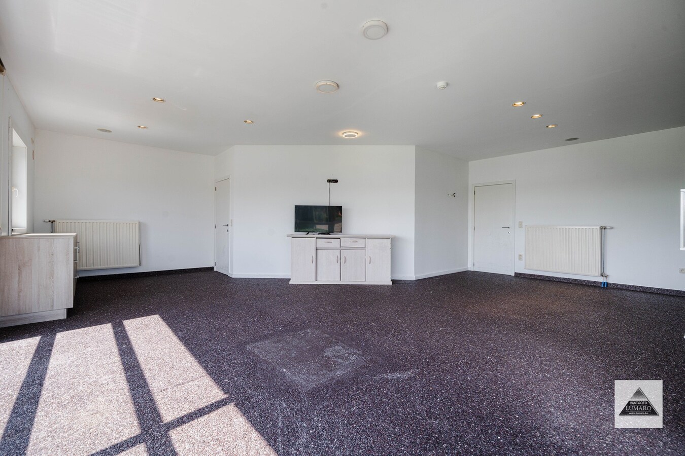 Schitterende showroom 280 m² (+ kantoren), op 2,4 km van de nieuwe Mc Donalds. 