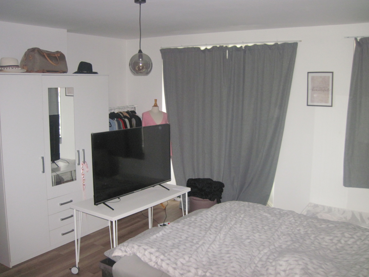 Recent vernieuwde, ruime rijwoning in hartje Gavere. 