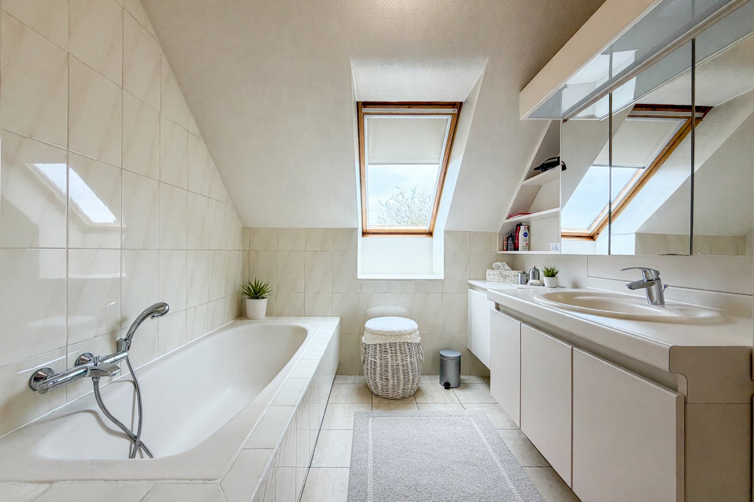 Villa op groot perceel met open zicht: 4 slaapkamers, 2 badkamers, grote tuin, topper te Torhout! 