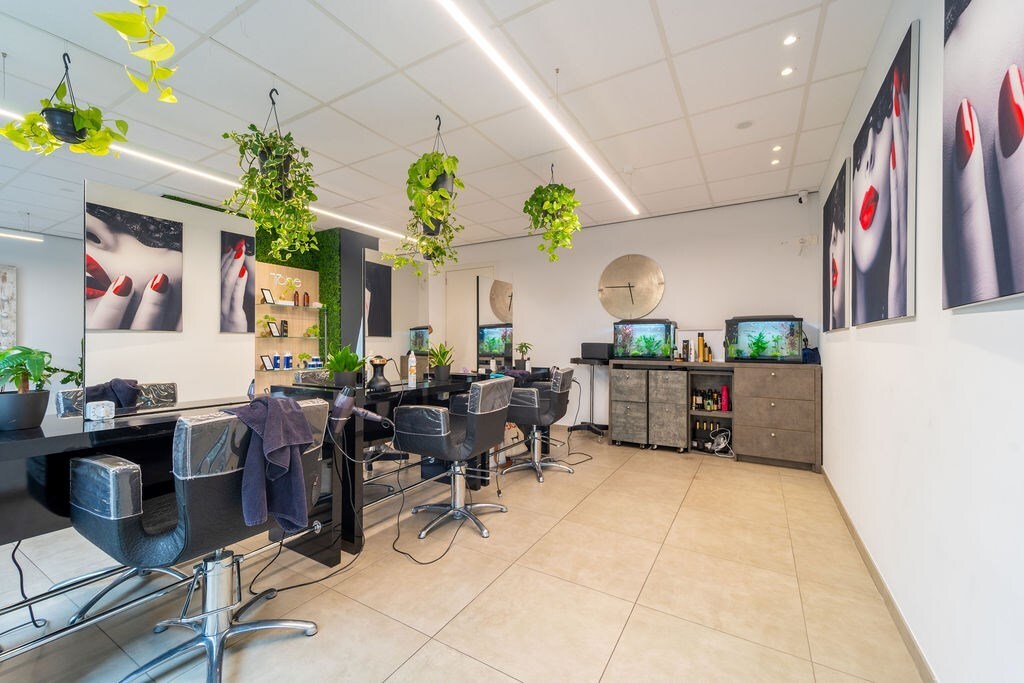 UITSTEKENDE OPBRENGSTENEIGENDOM - MODERNE COMMERCIËLE HANDELSRUIMTE MET BERGING OP TOPLOCATIE NABIJ HASSELT CENTRUM VANAF 295.000 EURO 