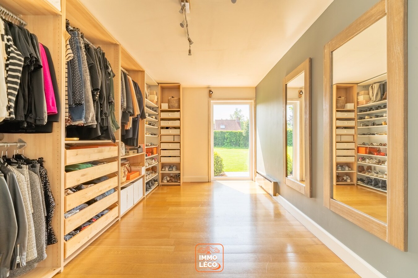 Villa, avec 6 CHAMBRES, 2 salles de bains, parking privatif, double garage et jardin, COUP DE CŒUR absolu !!! 