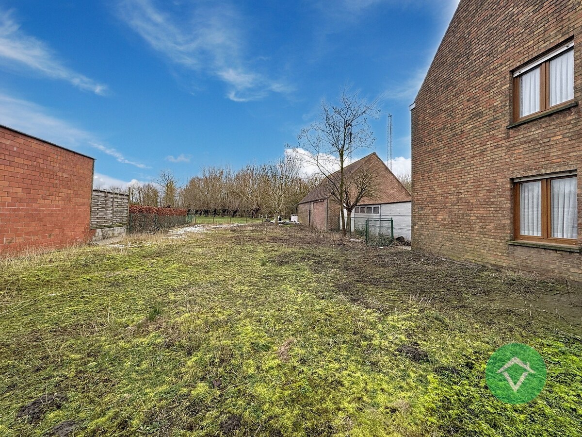 Alleenstaande woning met naastliggend stuk bouwgrond en weide te Eernegem 
