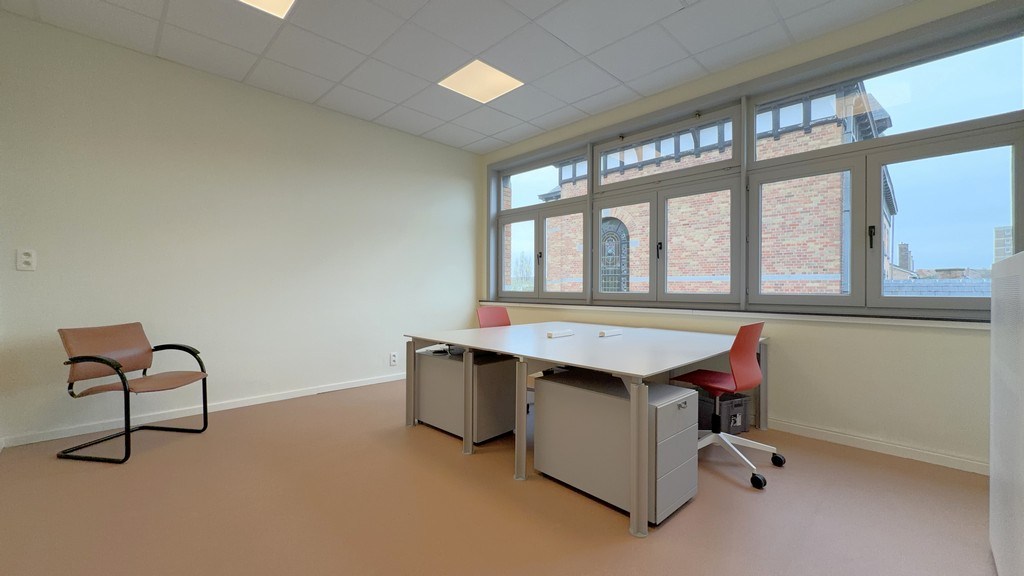 Volledig gerenoveerde kantoren in kleinschalig business center in Gent
