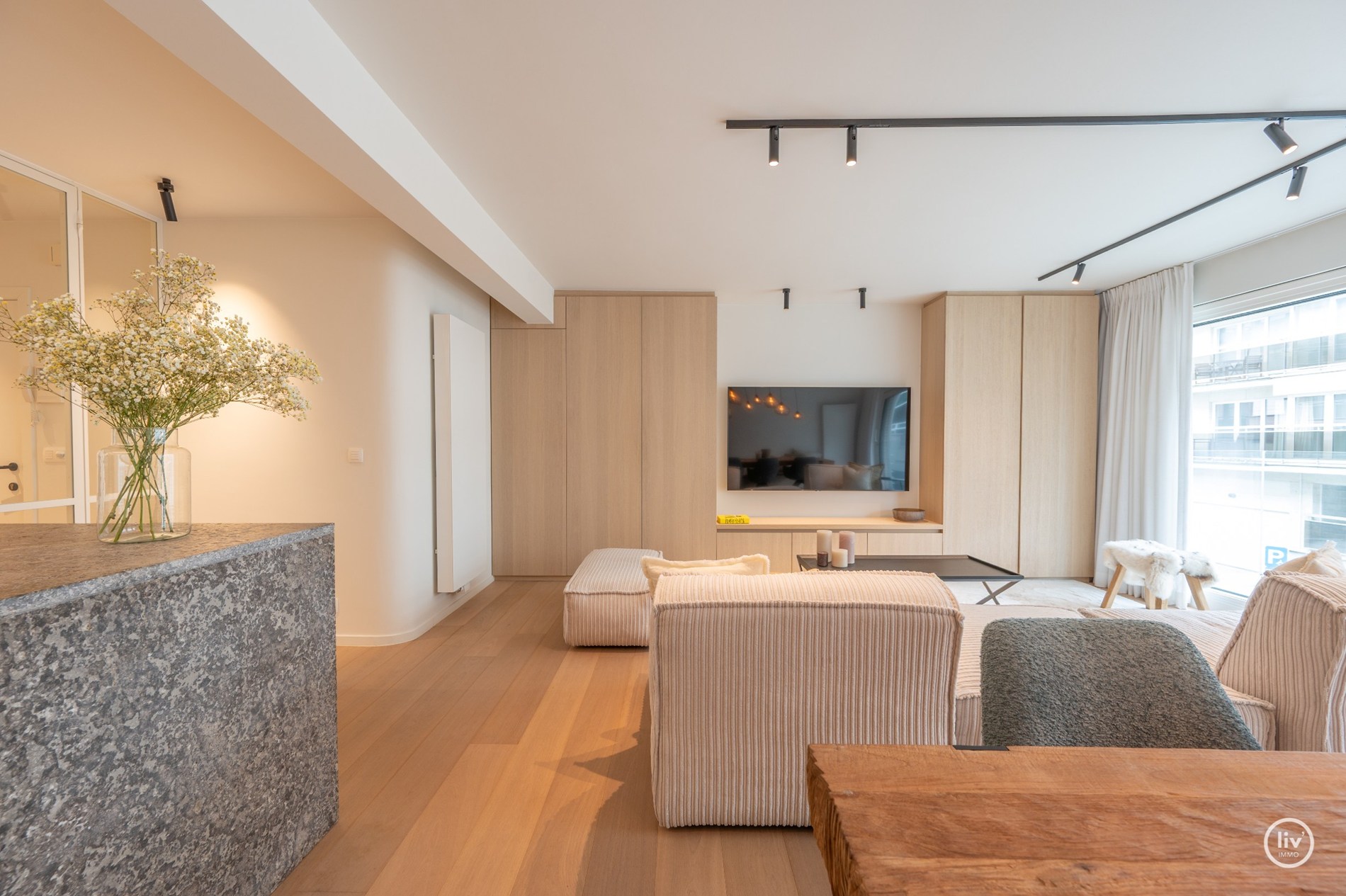 Prachtig ruim 2 slaapkamerappartement met mooie gevelbreedte en groot zonneterras op een topligging vlakbij de Dumortierlaan te Knokke. Garage mogelijk in het gebouw. 