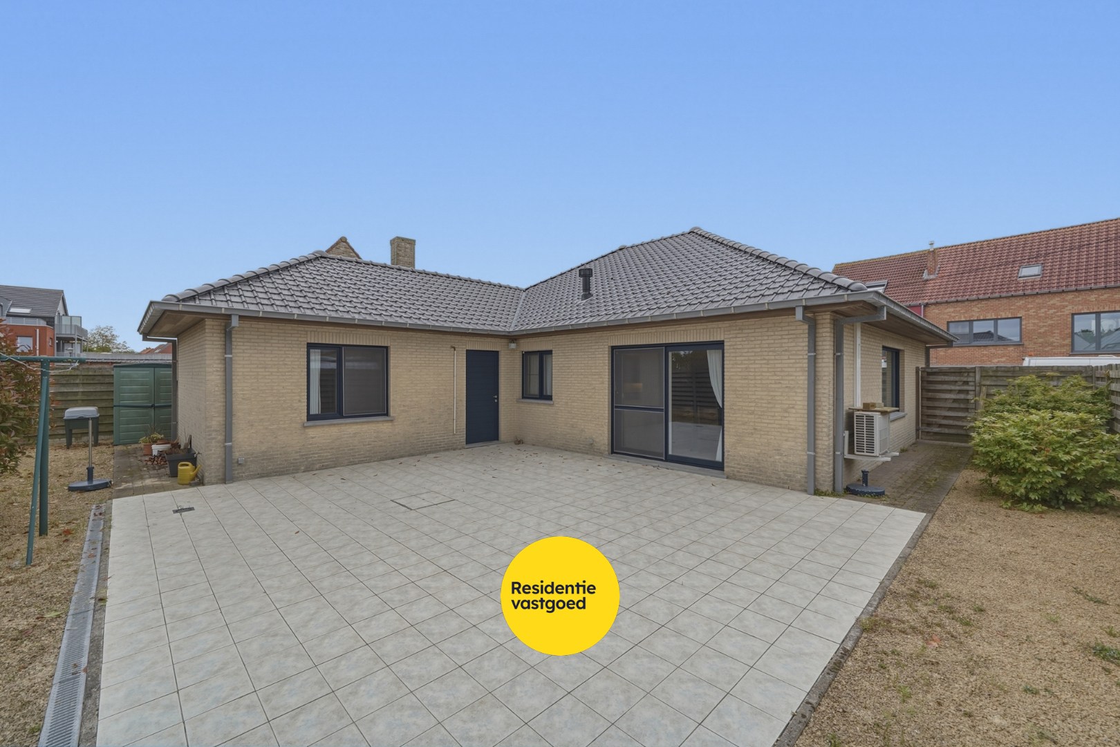 Verzorgde alleenstaande bungalow met tuin, garage en groot terras in het rustige Ettelgem 