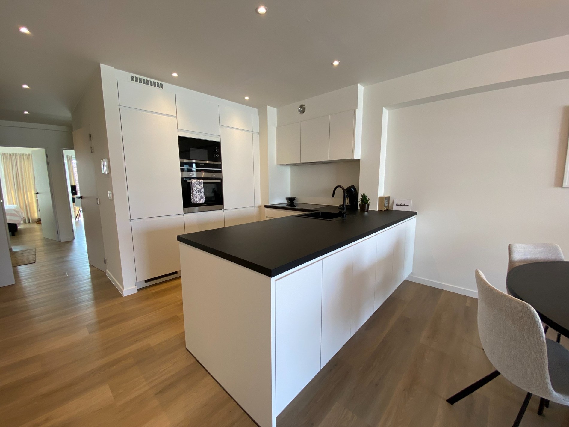 GEMEUBELD - Modern ingericht appartement met 2 volwaardige slaapkamers gelegen in de Lippenslaan. 