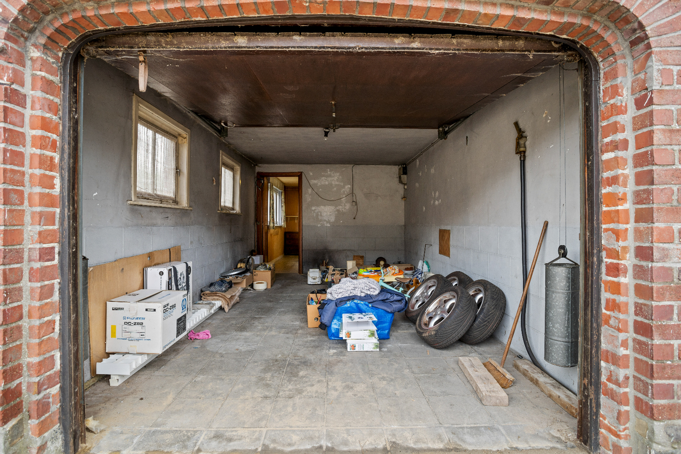 Alleenstaande woning met loods in Jonkershove. 