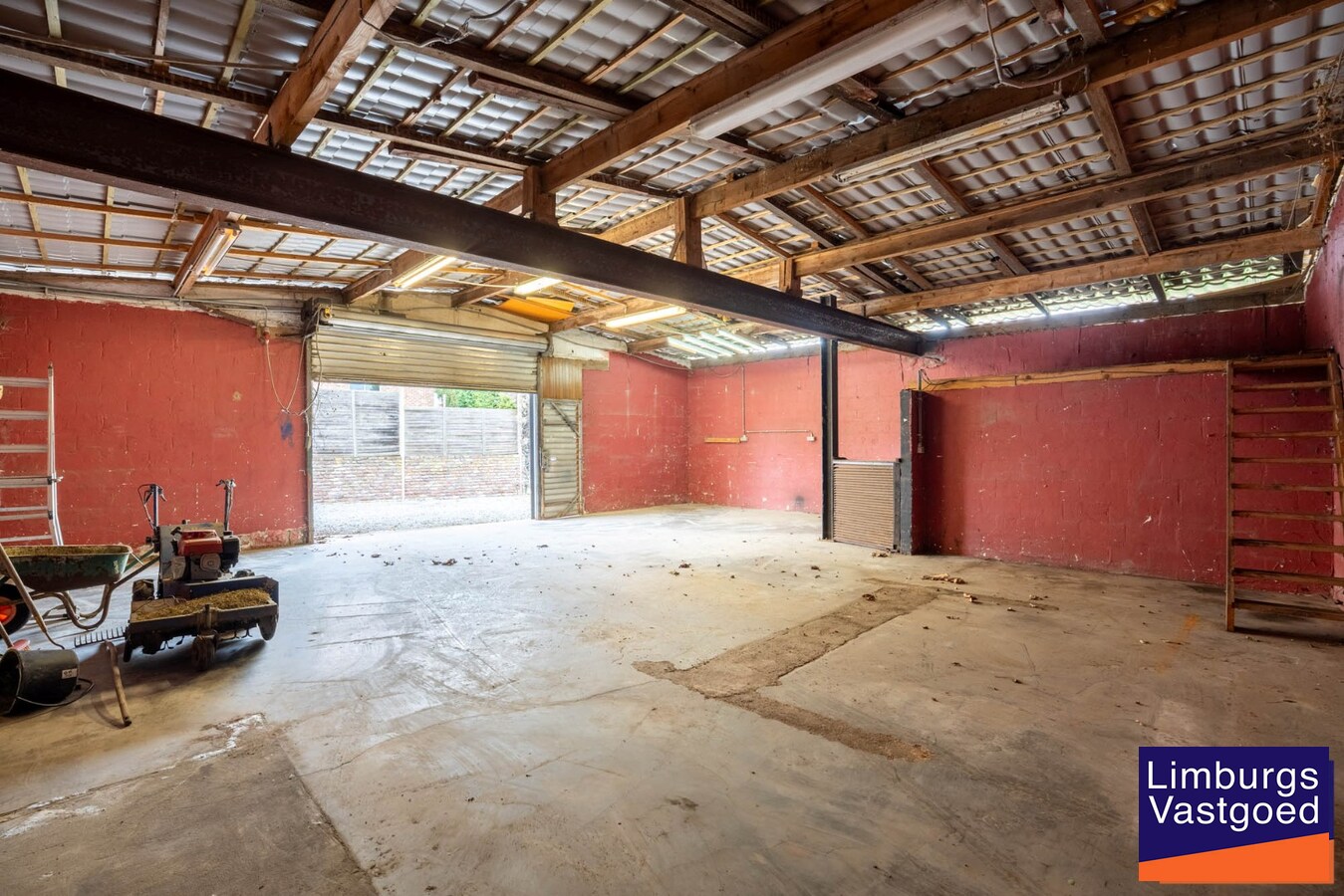 Instapklare woning met ruime loods/werkplaats, 11a 77ca 