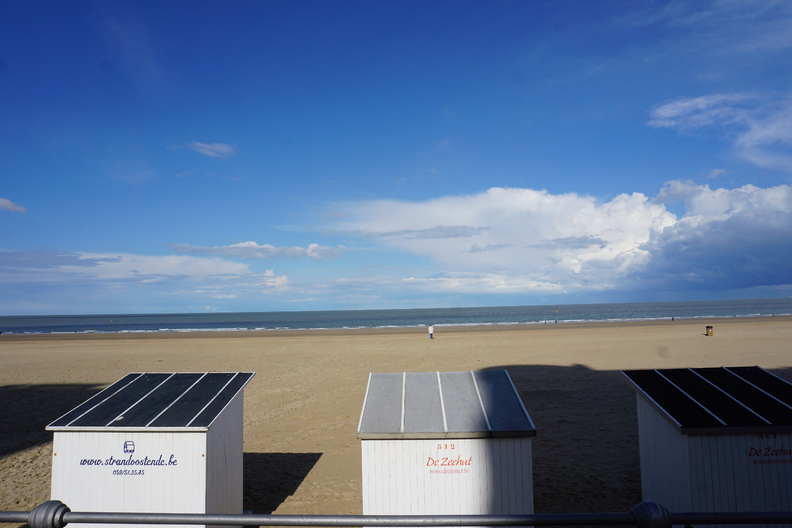VERNIEUWDE STUDIO MET ZIJDELINGS ZEEZICHT IN CENTRUM OOSTENDE 