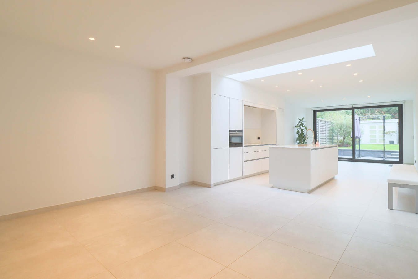 Volledig gerenoveerde en instapklare woning met 3 slaapkamers en tuin te Kortrijk! Doorniksewijk ! 