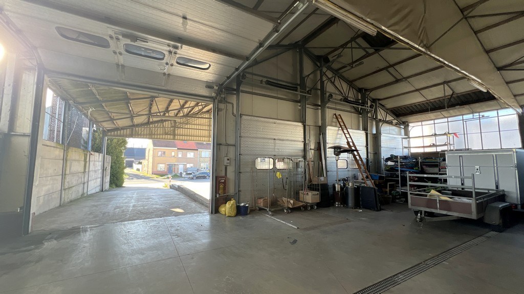 Magazijn met laadkades en kantoor te huur nabij R4 in Melle