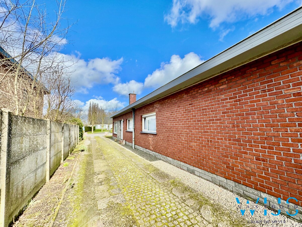 Alleenstaande bungalow op 793m² te Wippelgem ! 