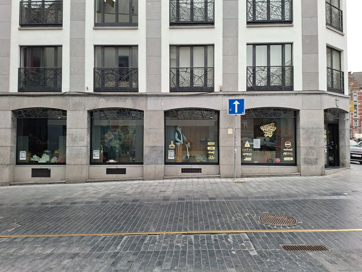 Situation stratégique pour cette vaste surface commerciale de 150M² 