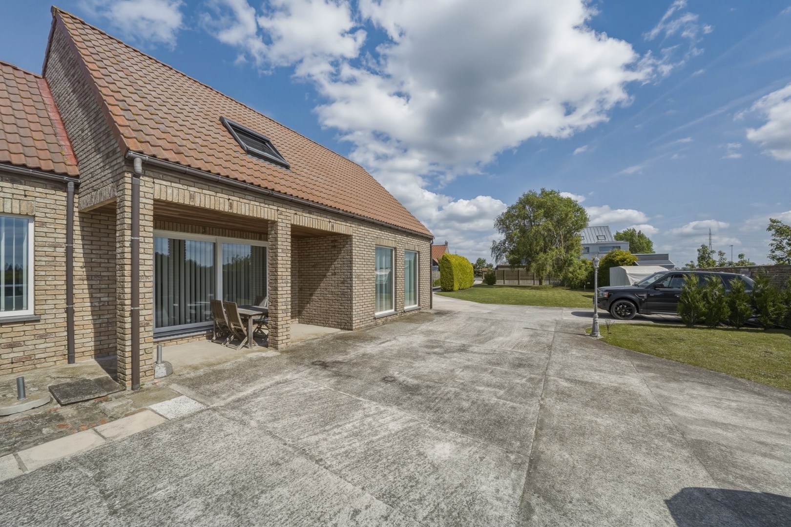 Alleenstaande woning op ruim perceel met vernieuwd woongedeelte en loods (80 m²) 