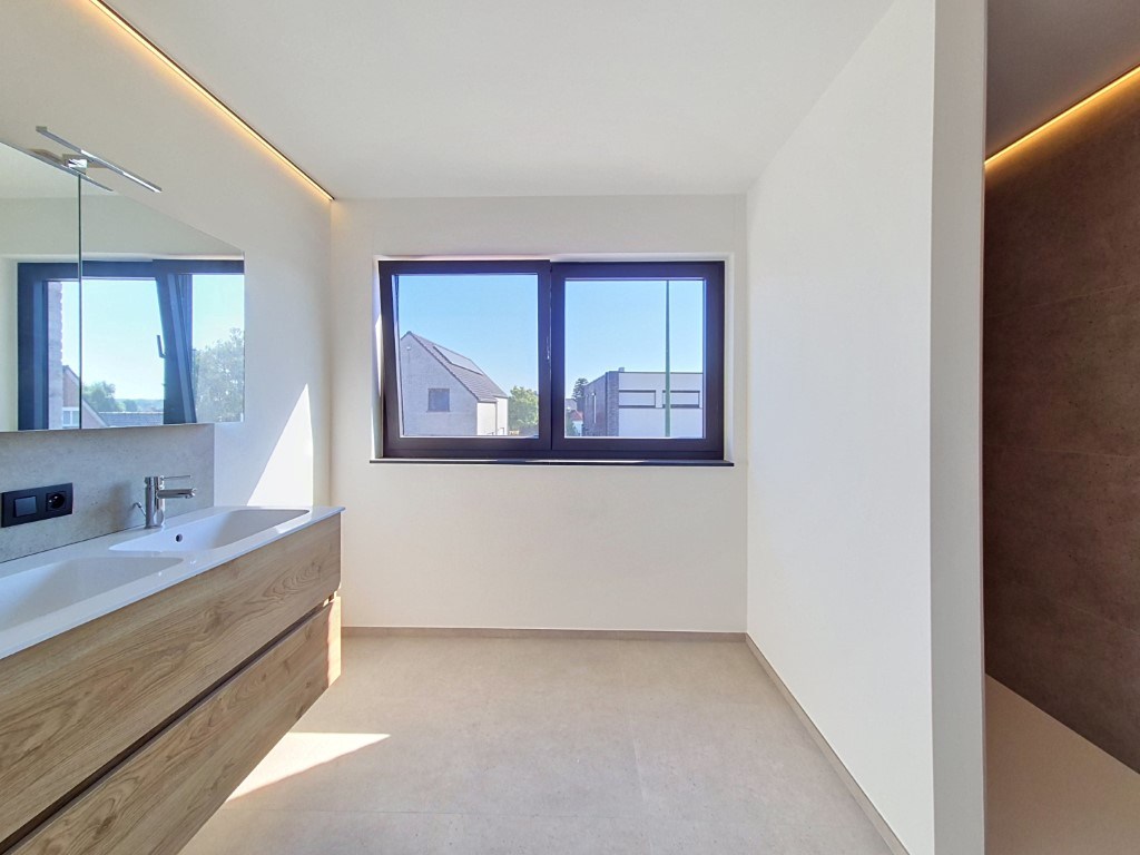 Nieuwbouwwoning met 3 slpk en polyvalente ruimte 