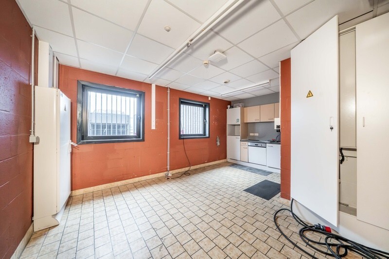 Rijksweg: Commercieel goed gelegen handelspand (ca 1.100 m²) met parking. 