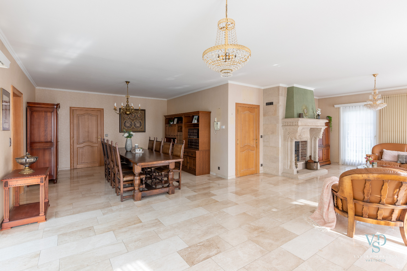 Lichtrijke, stijlvolle villa  (EPC van 254 !). 