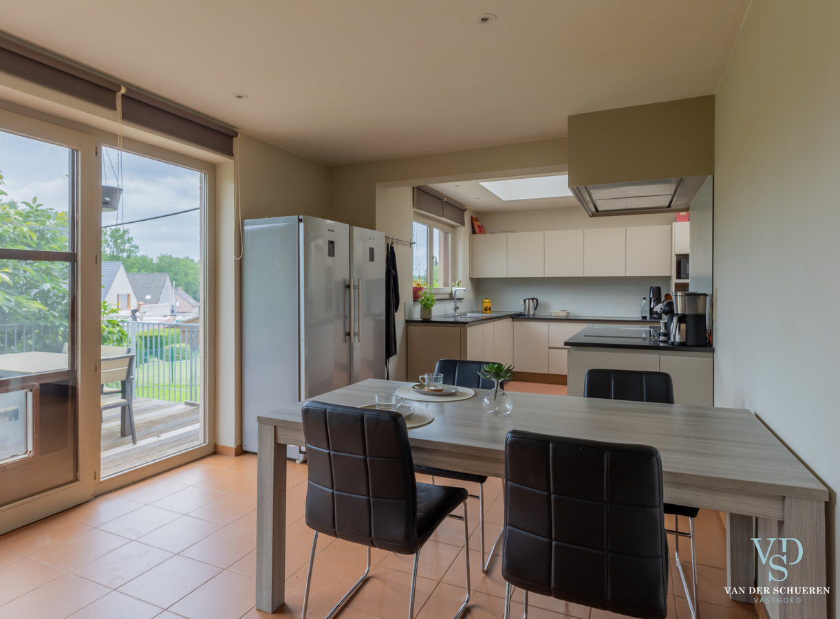 Authentieke herenwoning met atelier / bureau's. 