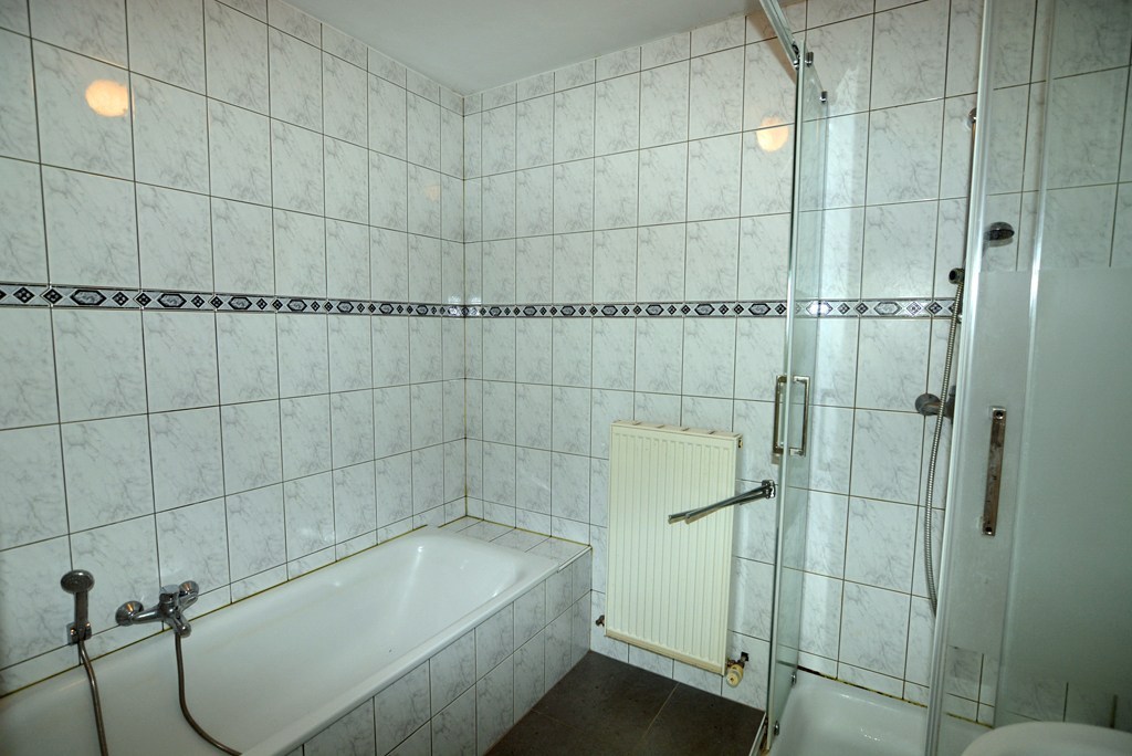 Appartement (104 m²) met 2 slpks, garage en kelderberging. 