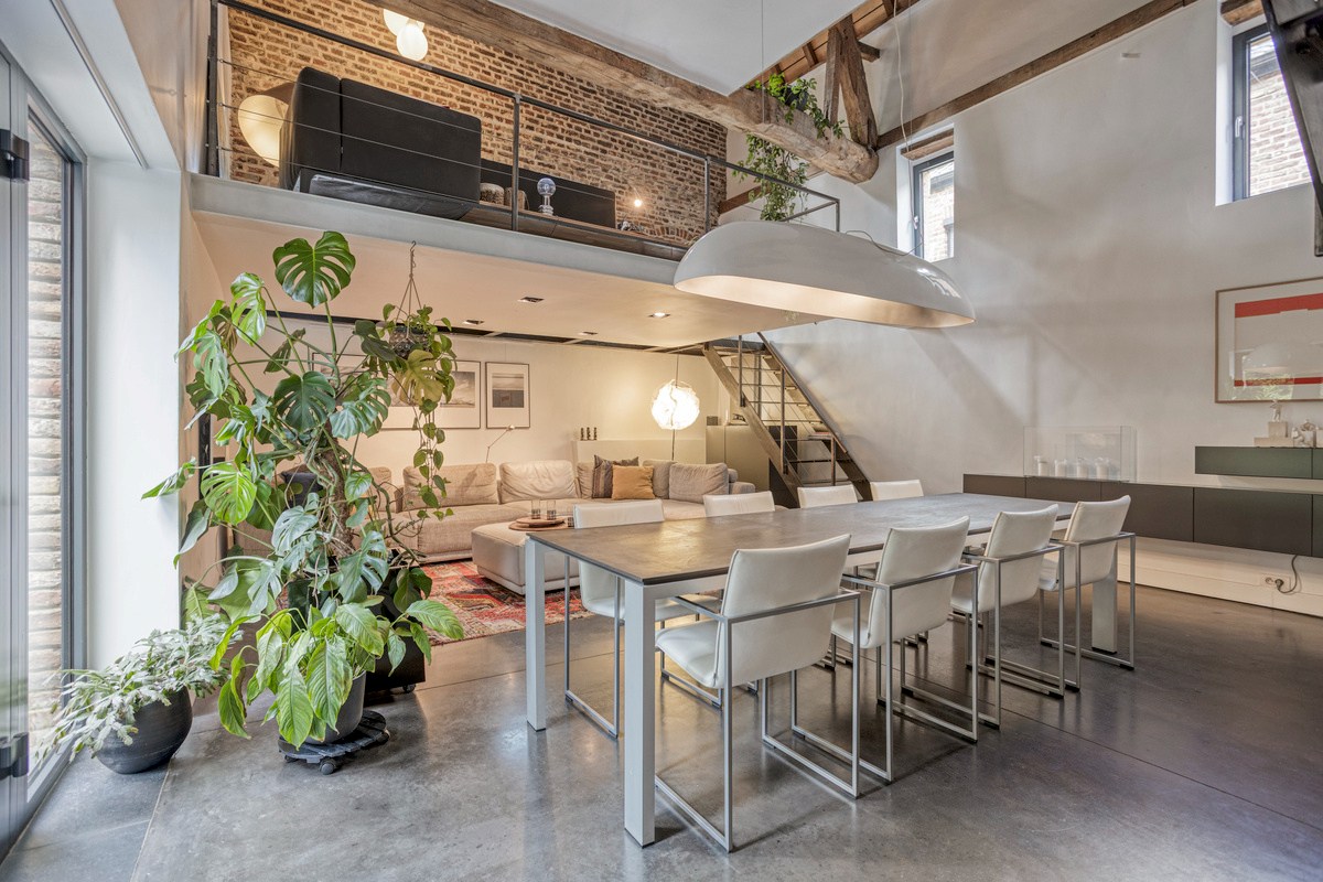 Open woonkamer met tweede salon in mezzanine