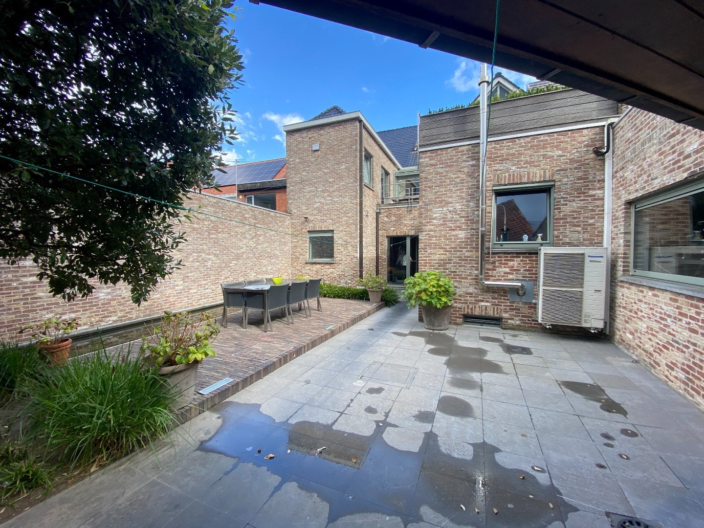 Multifunctioneel handelspand met luxueuze woonst op centrumligging in Sint-Eloois-Vijve! 