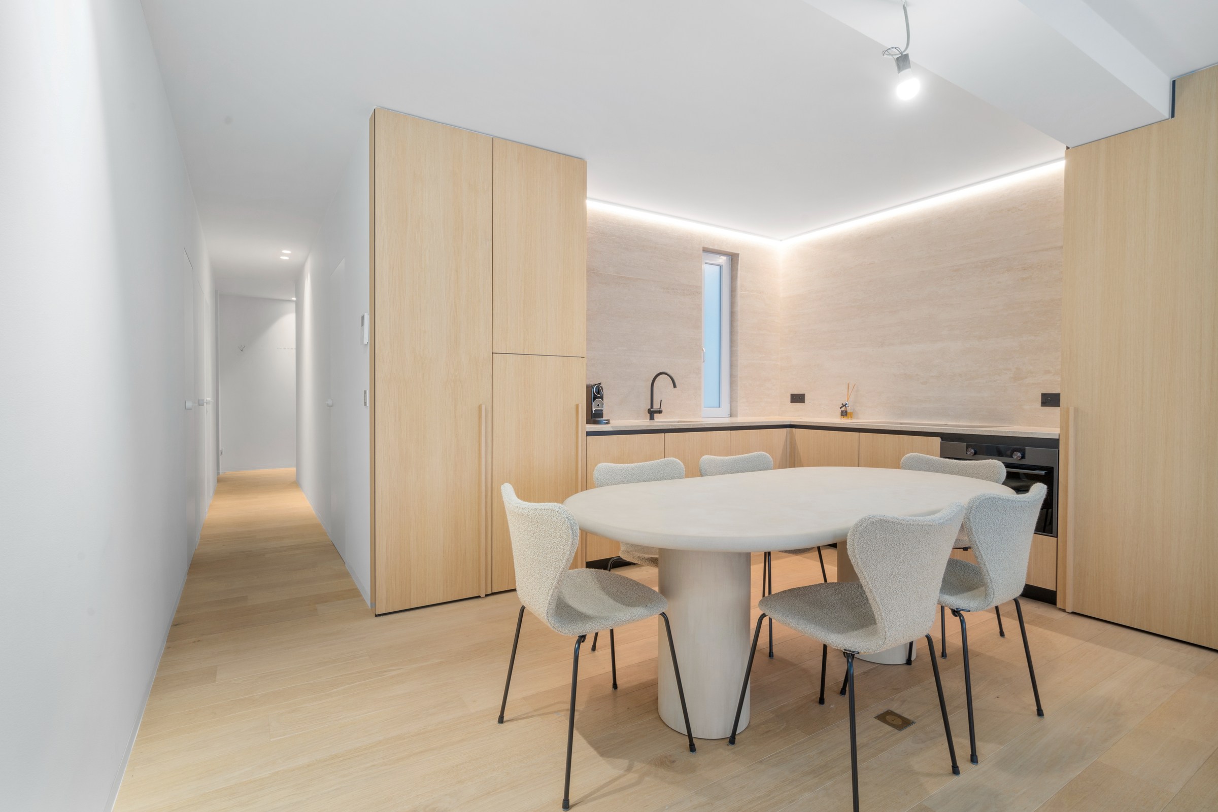 Zeer mooi en luxueus afgewerkt 3 slaapkamer appartement aan het Driehoeksplein nabij de Zeedijk 