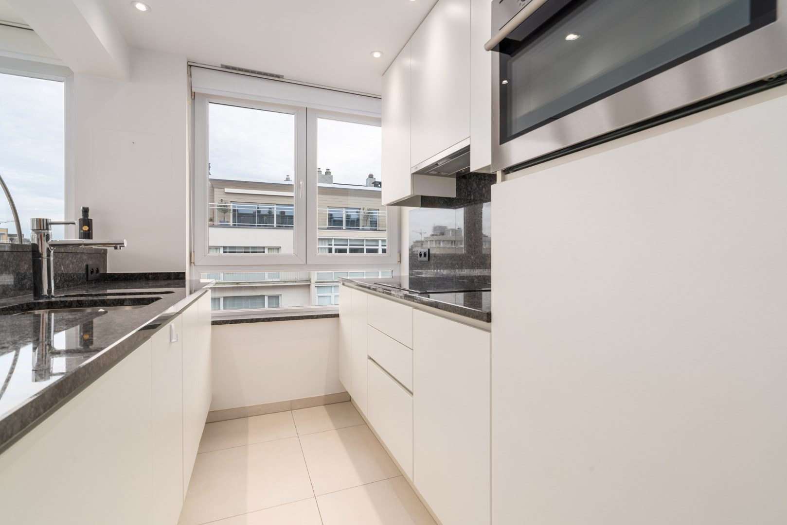 PRACHTIG GERENOVEERD 2-SLAAPKAMER APPARTEMENT OP TOPLIGGING 