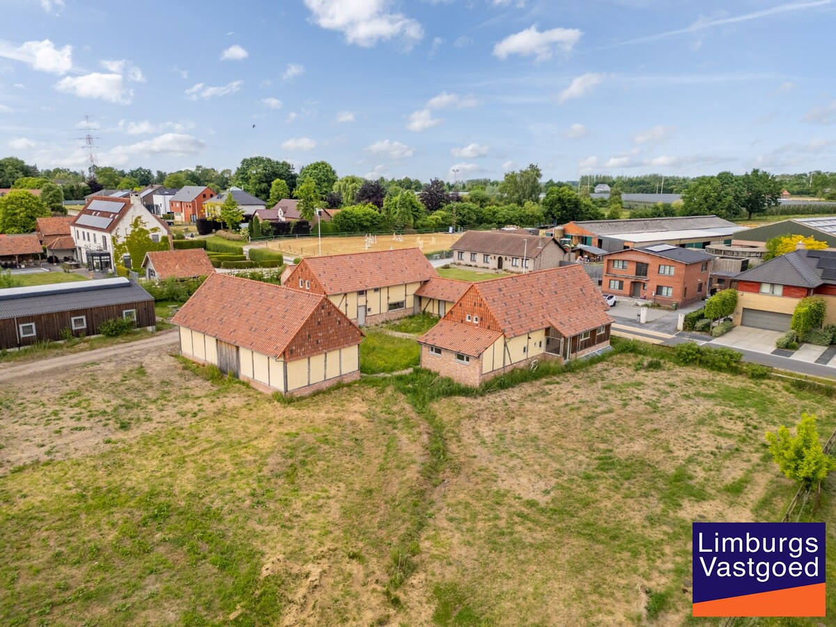 UNIEKE VIERKANTSHOEVE met paardenstallen op 7,34 hectare met vergunning voor zwembad en poolhouse 