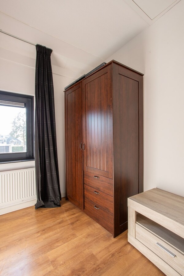 Instapklare en uitgebouwde tussenwoning op rustige locatie. 