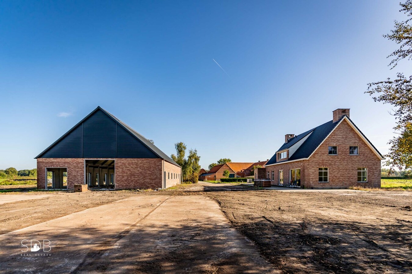 Hedendaags woning met hangar en aanpalend grasland op +/- 1,5ha 