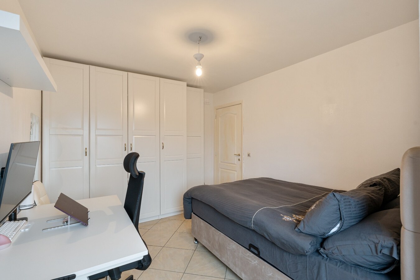 Ruim energiezuinig duplexappartement (146 m²) -  kwaliteitslabel B -  3 slaapkamers, terras en private buitenparking. 