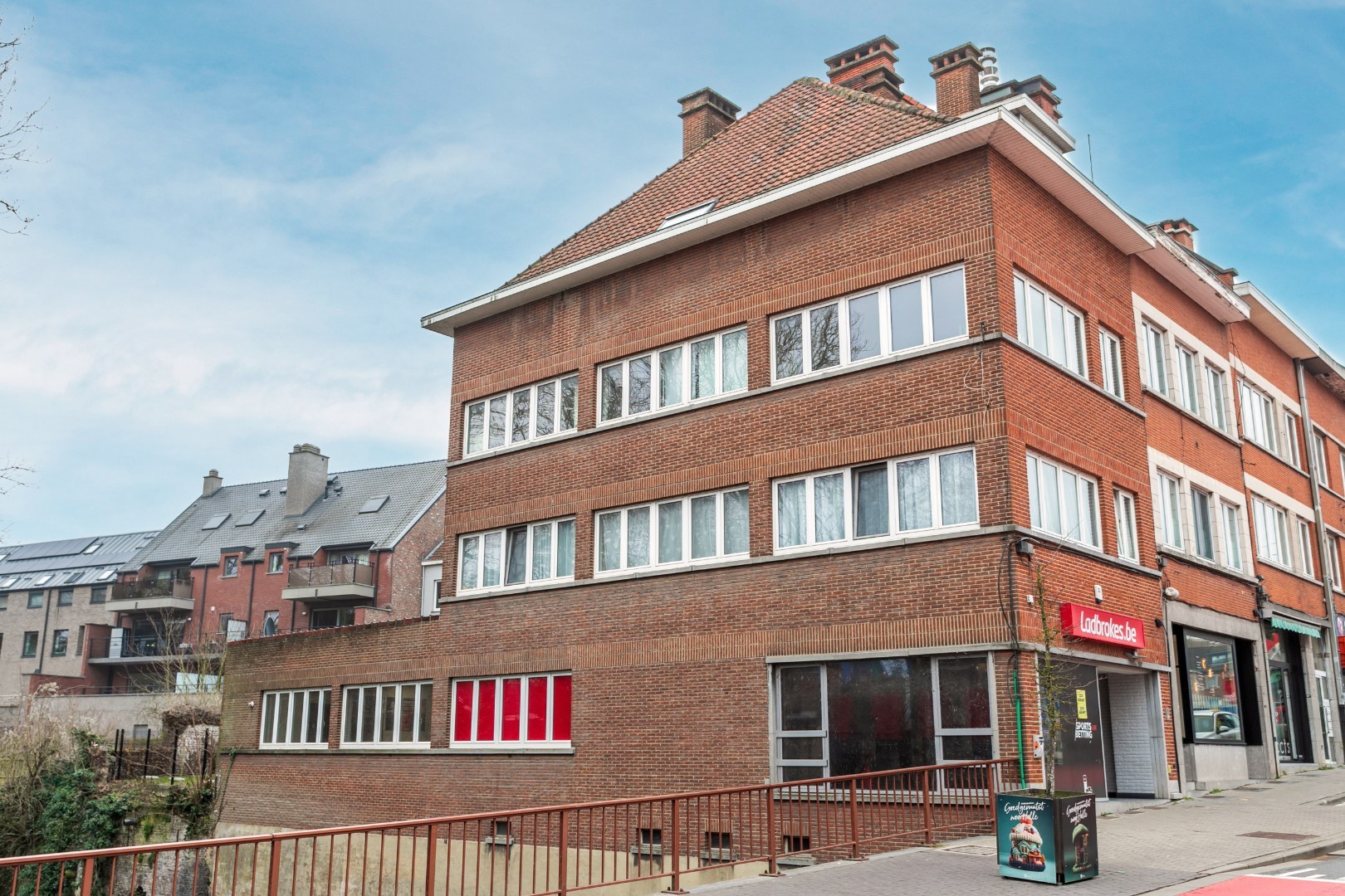 opbrengsteigendom: commercieel glv en 3 appt 