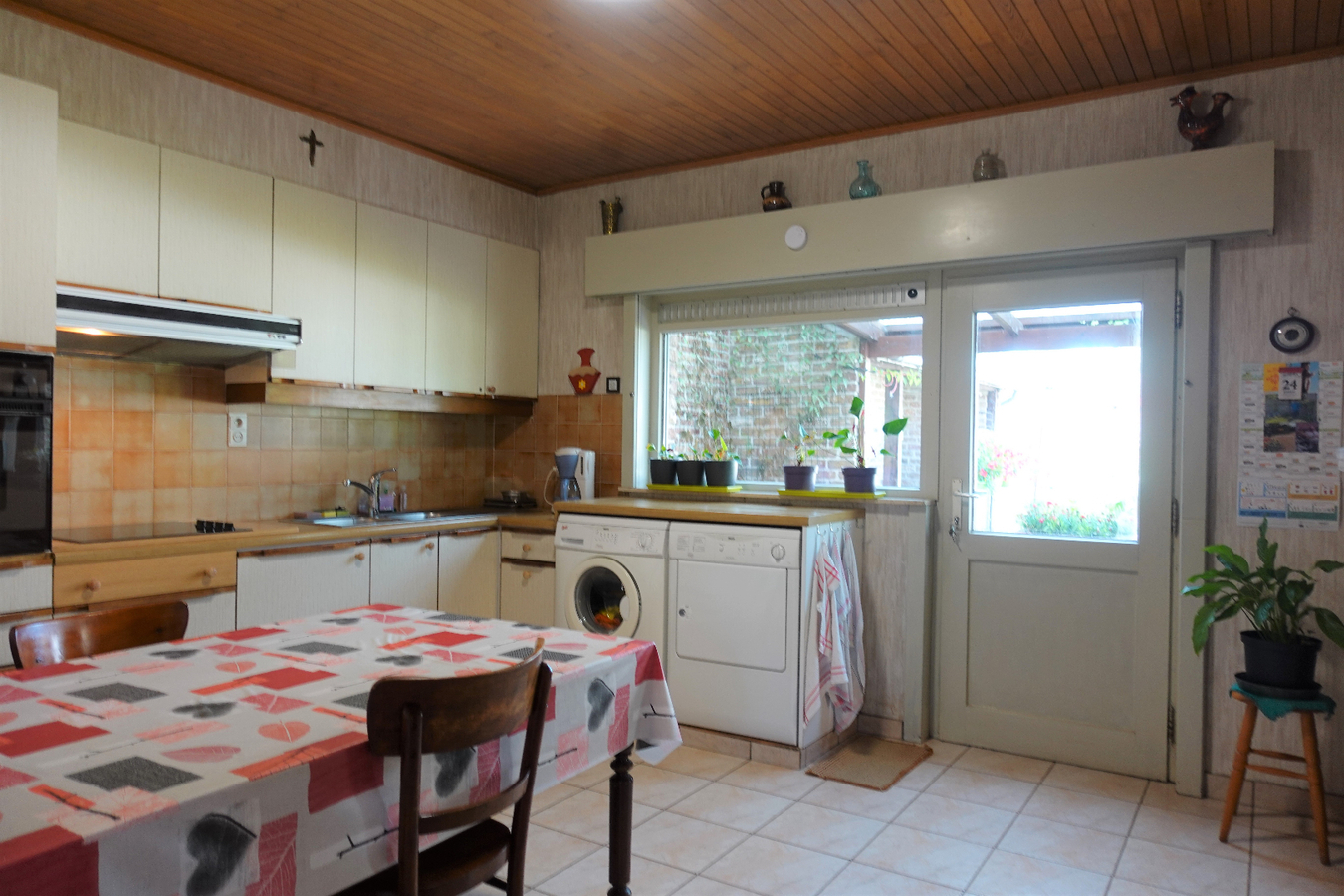 Ruime hoekwoning met 4 slaapkamers en dubbele garage 