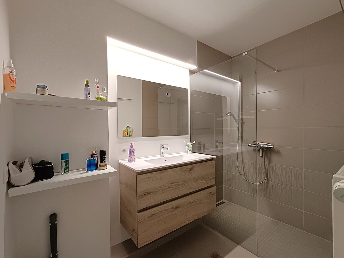 Gerenoveerd appartement aan de achterzijde van de zeedijk. 