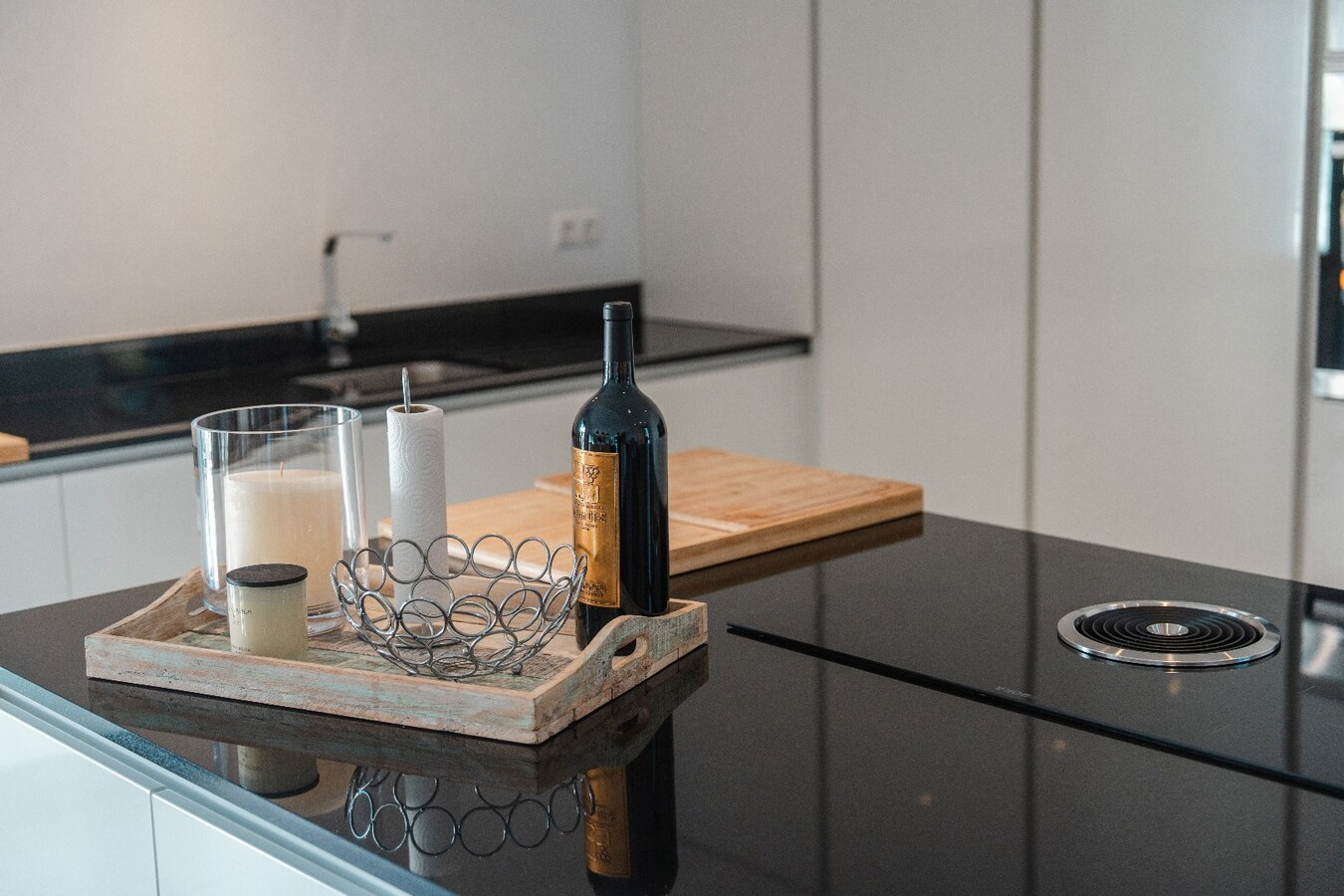 Deze uitzonderlijke villa biedt een unieke combinatie van luxe, volledige privacy en een prachtige zuidoriëntatie in het gegeerde Solpark. 