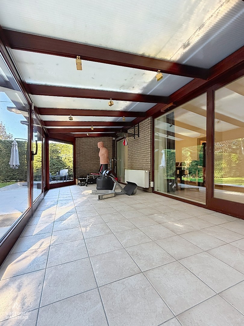 RUIME BUNGALOW MET TUIN EN GARAGE 