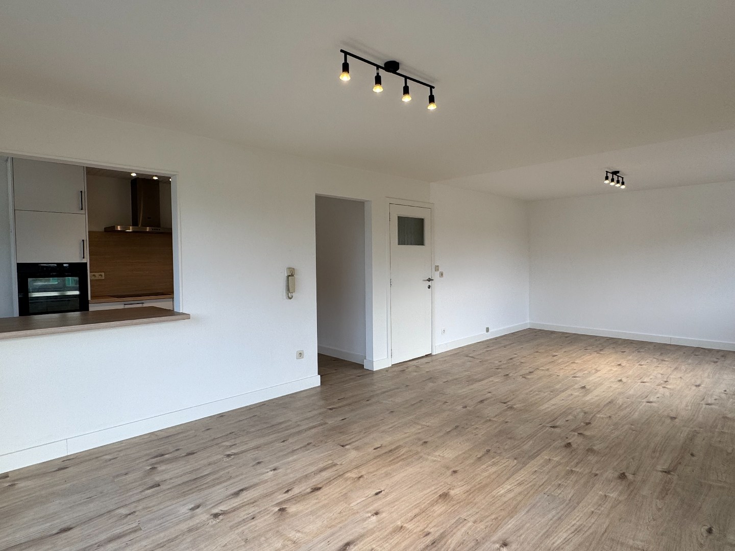 Verzorgd appartement met 2 slaapkamers en garage. 