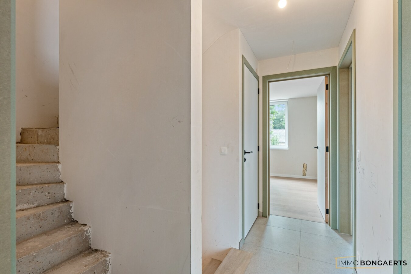 Volledig afgewerkte nieuwbouwwoning met 4 slaapkamers. 