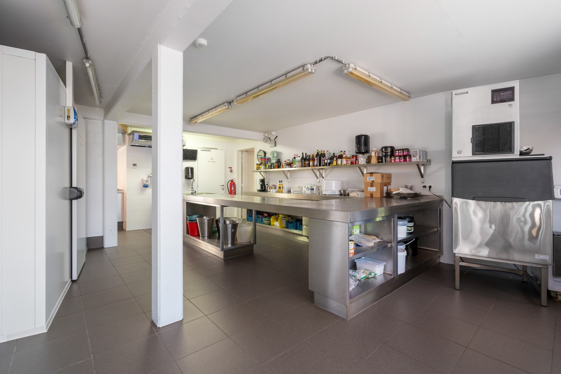 Magnifique local commercial fini (°2015), aménagé en restaurant équipé de toutes les technologies récentes et en excellent état, situé au centre de Knokke, à proximité de l'avenue Lippens et du marché 