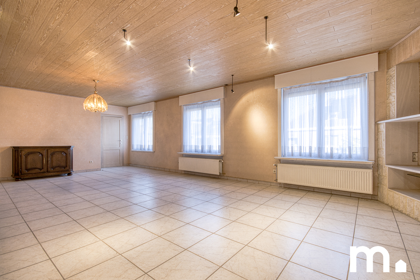 Veelzijdig handelshuis met ruime woonst van 433 m², privétuin en magazijn van 135m² te Oostrozebeke 