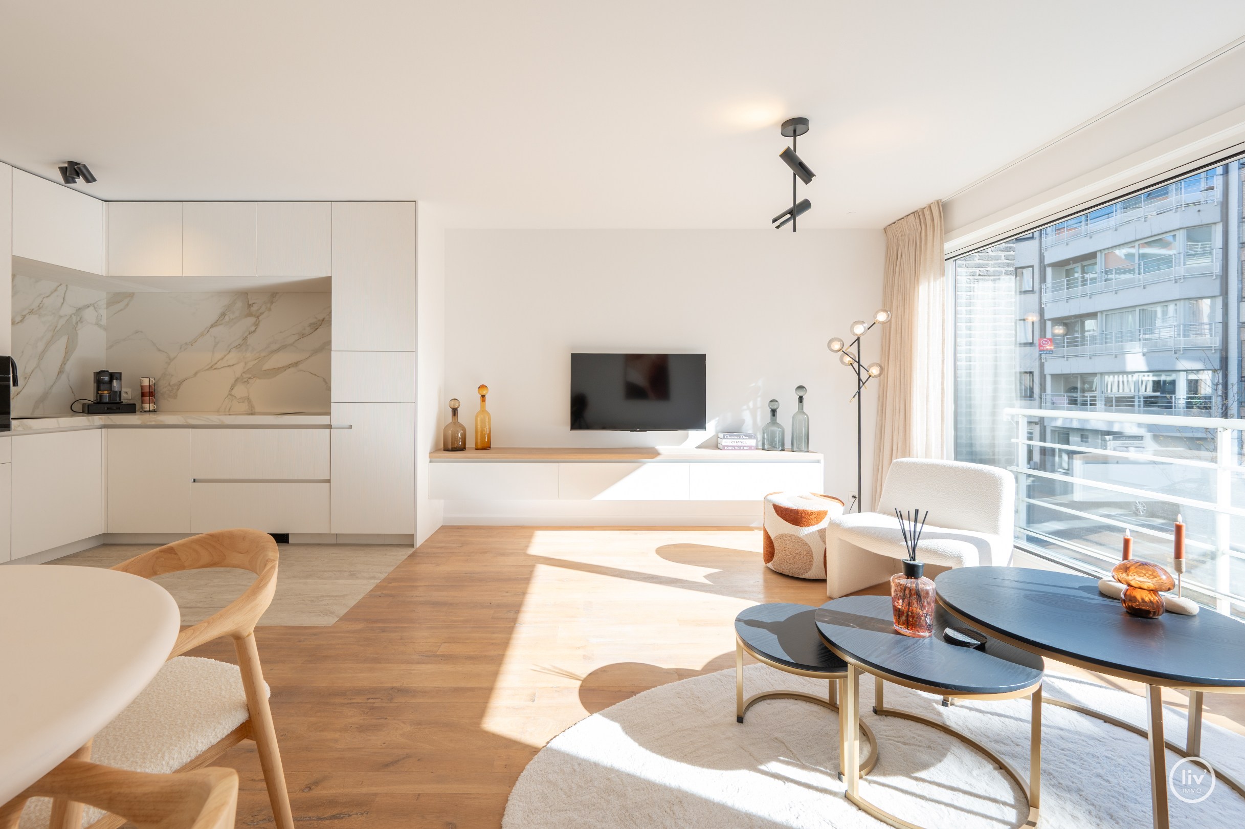 Prachtig gerenoveerd 2 slaapkamer-appartement gelegen te Leopoldlaan te Knokke met balkon. 